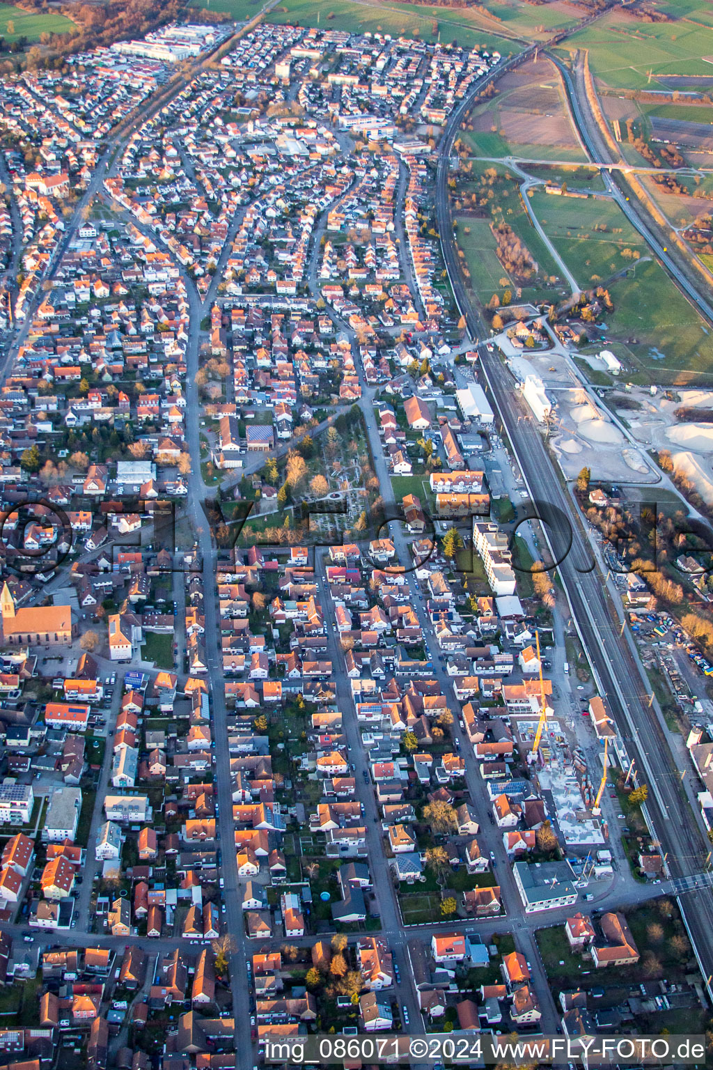 Vue aérienne de Vue des rues et des maisons des quartiers résidentiels à Durmersheim dans le département Bade-Wurtemberg, Allemagne