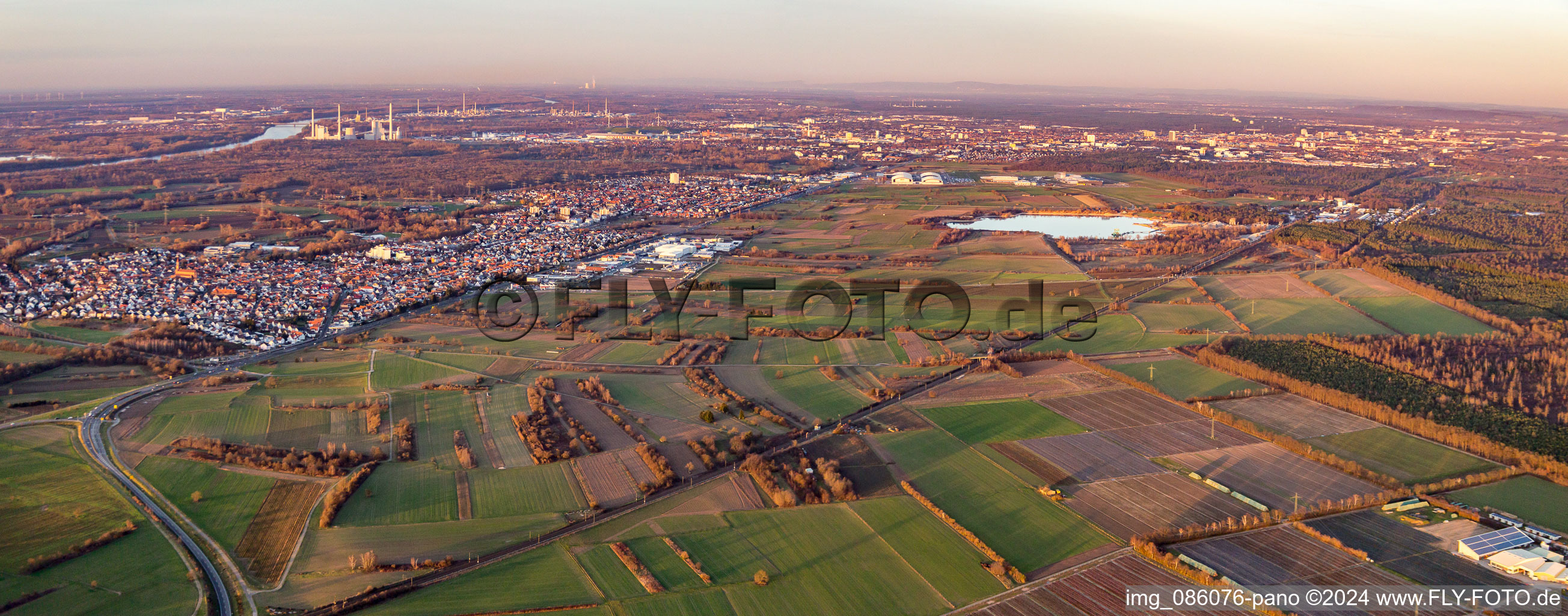 Vue aérienne de Perspective panoramique des rives du Rhin à le quartier Mörsch in Rheinstetten dans le département Bade-Wurtemberg, Allemagne