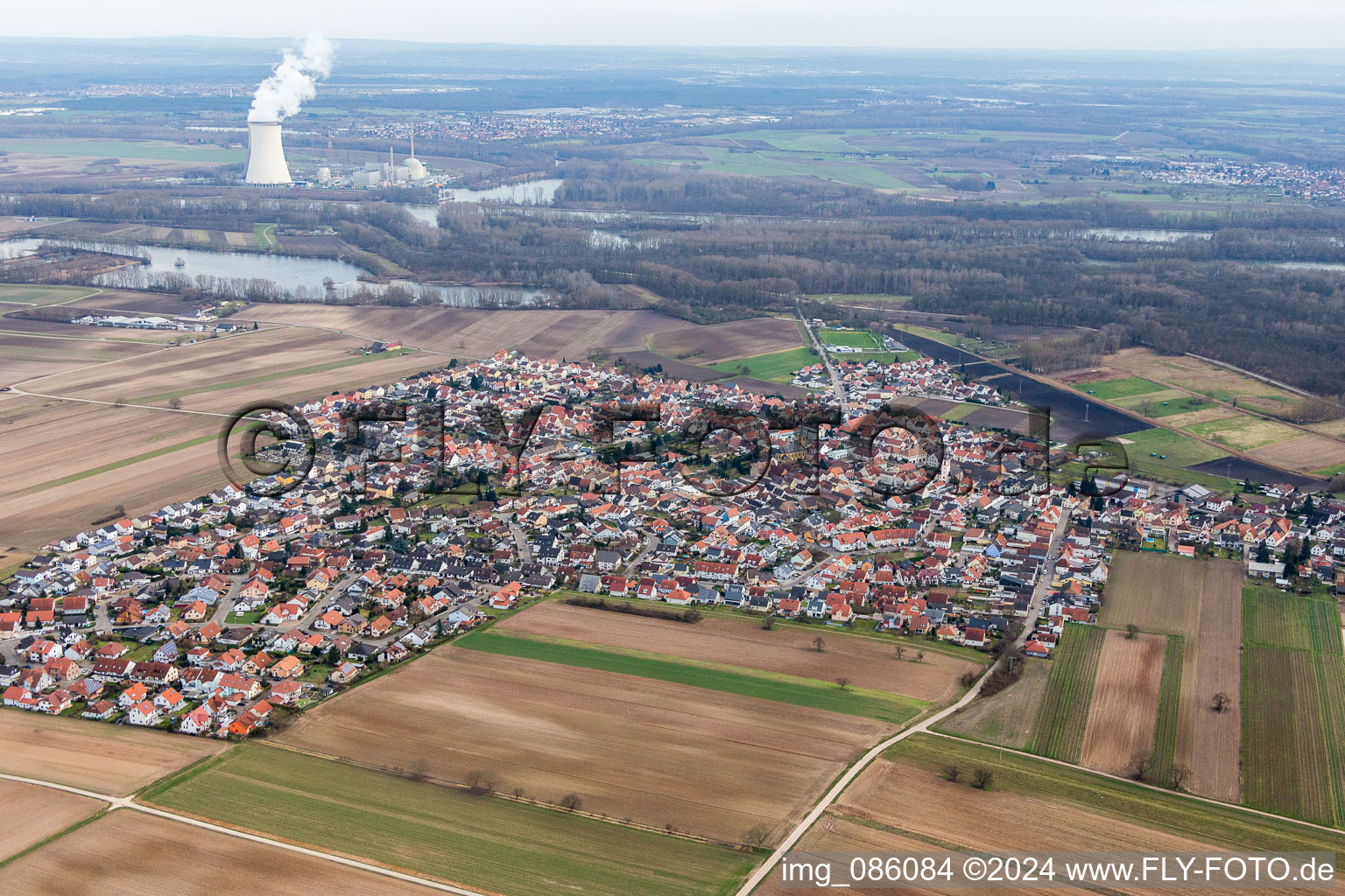 Vue aérienne de Vue des rues et des maisons des quartiers résidentiels à le quartier Mechtersheim in Römerberg dans le département Rhénanie-Palatinat, Allemagne