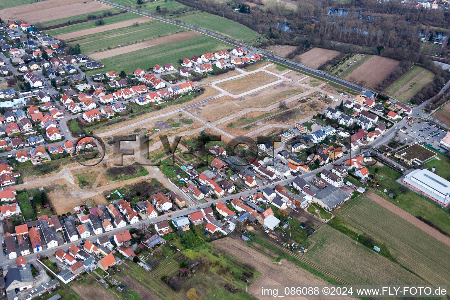 Vue aérienne de Chantiers de construction pour le nouveau quartier résidentiel d'un lotissement de maisons unifamiliales sur la Salierstrasse à le quartier Heiligenstein in Römerberg dans le département Rhénanie-Palatinat, Allemagne