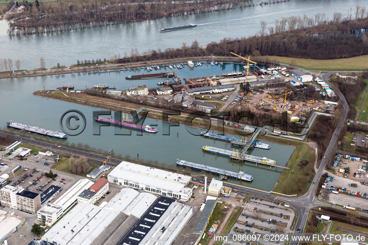 Vue aérienne de Quais et postes d'amarrage dans le bassin portuaire du Nouveau Port sur le Rhin à Speyer dans le département Rhénanie-Palatinat, Allemagne