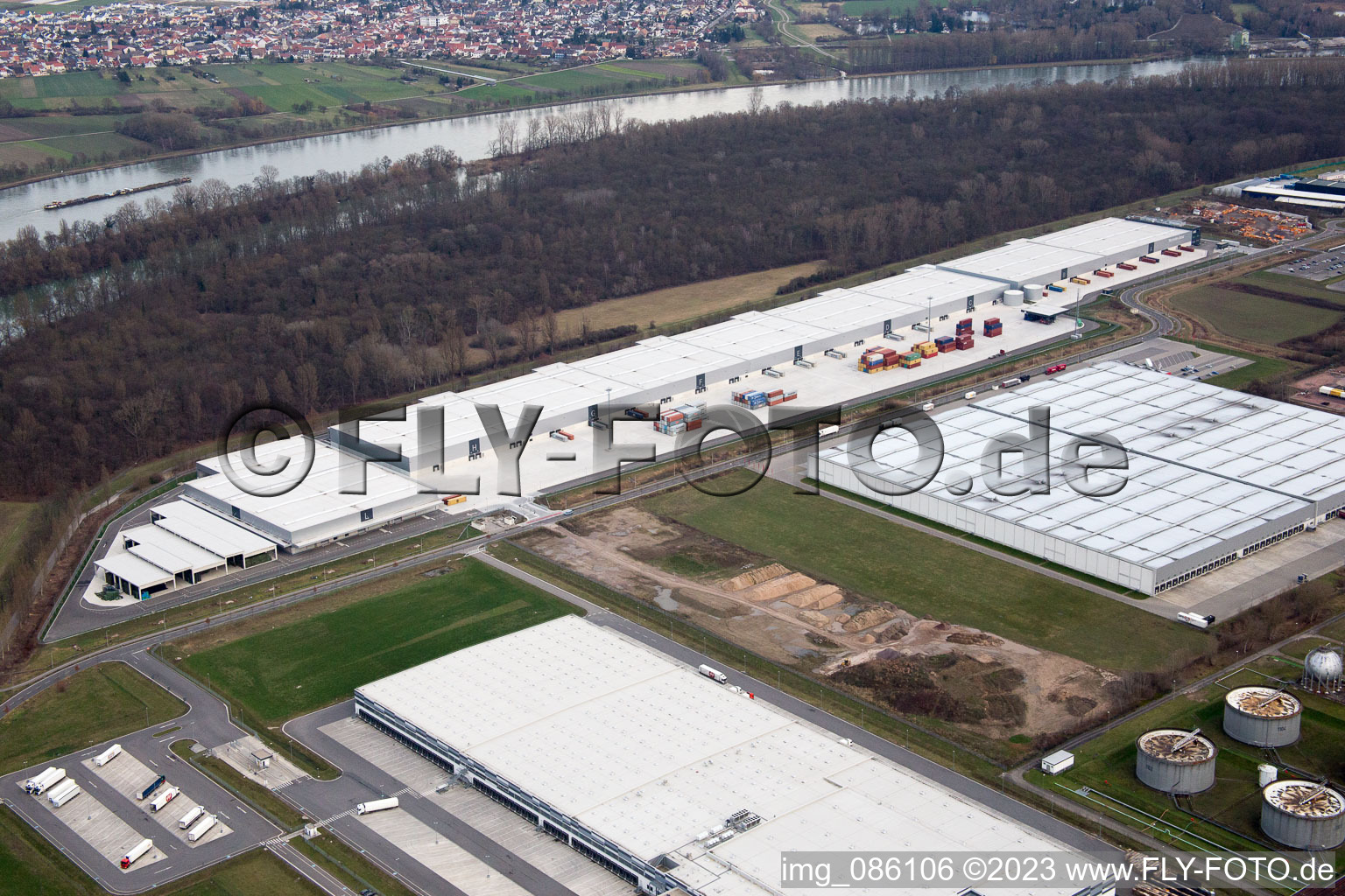 Zone industrielle à l'aéroport à Speyer dans le département Rhénanie-Palatinat, Allemagne d'en haut