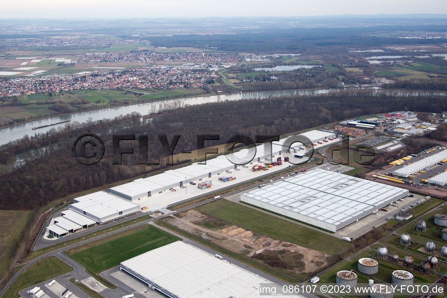 Zone industrielle à l'aéroport à Speyer dans le département Rhénanie-Palatinat, Allemagne hors des airs