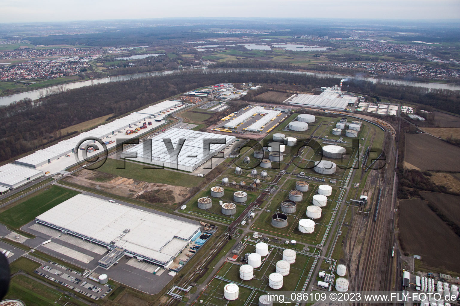 Zone industrielle à l'aéroport à Speyer dans le département Rhénanie-Palatinat, Allemagne vue d'en haut