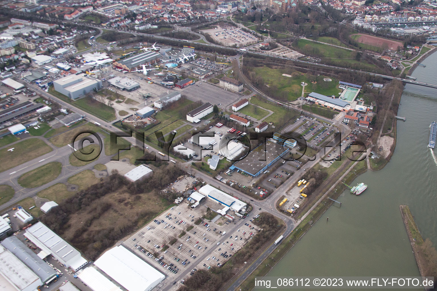 Zone industrielle à l'aéroport à Speyer dans le département Rhénanie-Palatinat, Allemagne depuis l'avion