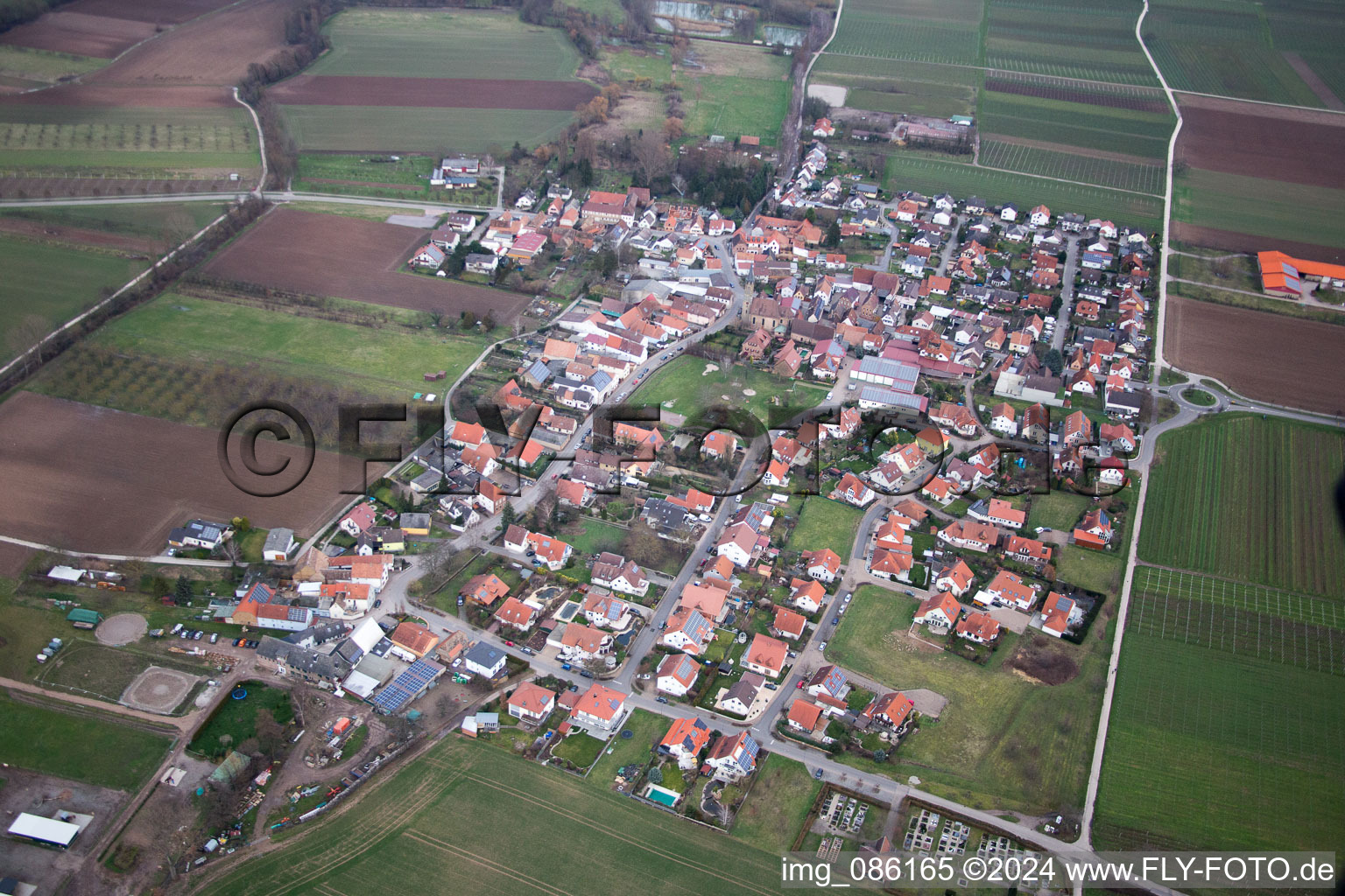 Vue aérienne de Champs agricoles et surfaces utilisables à Großfischlingen dans le département Rhénanie-Palatinat, Allemagne