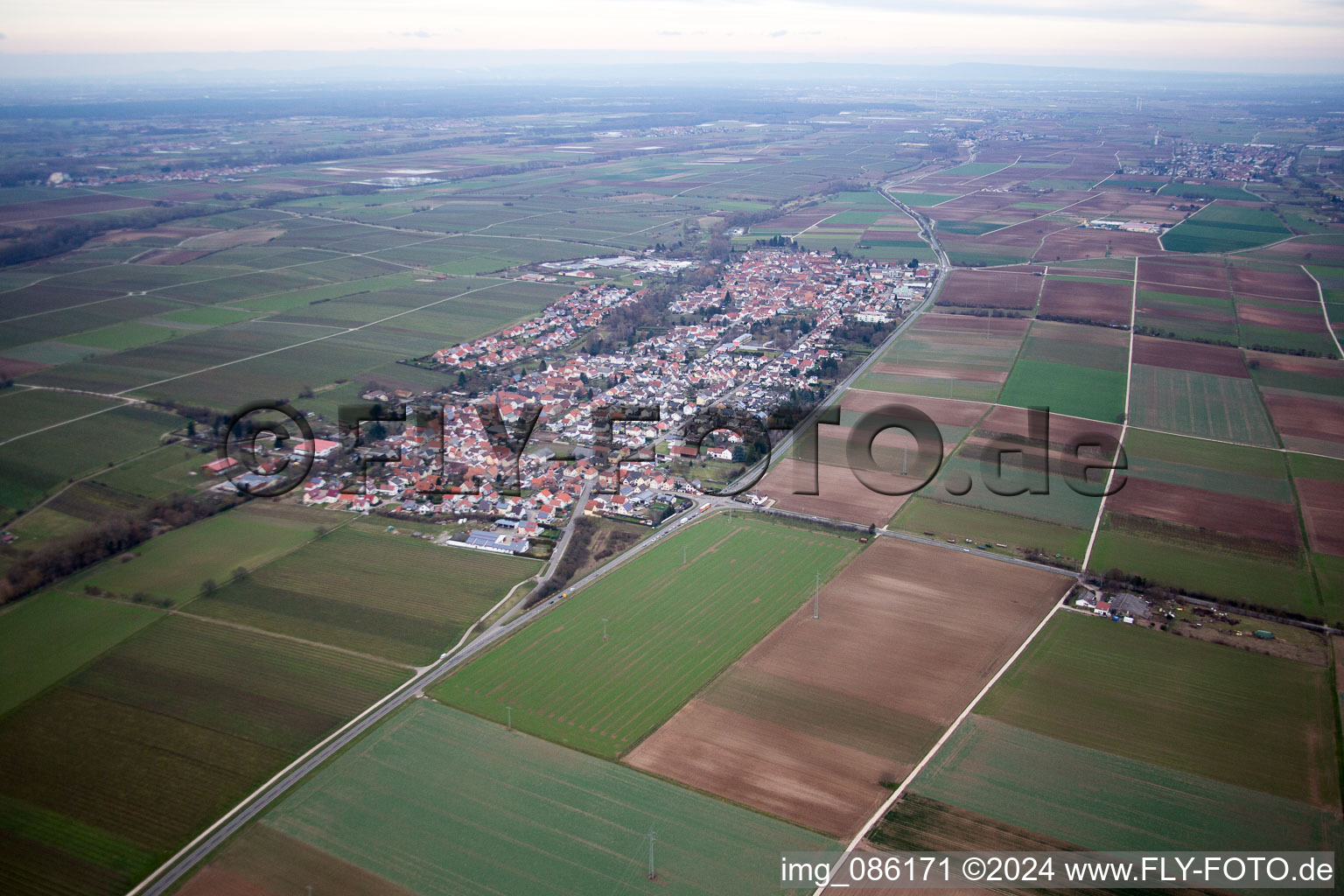 Essingen dans le département Rhénanie-Palatinat, Allemagne depuis l'avion