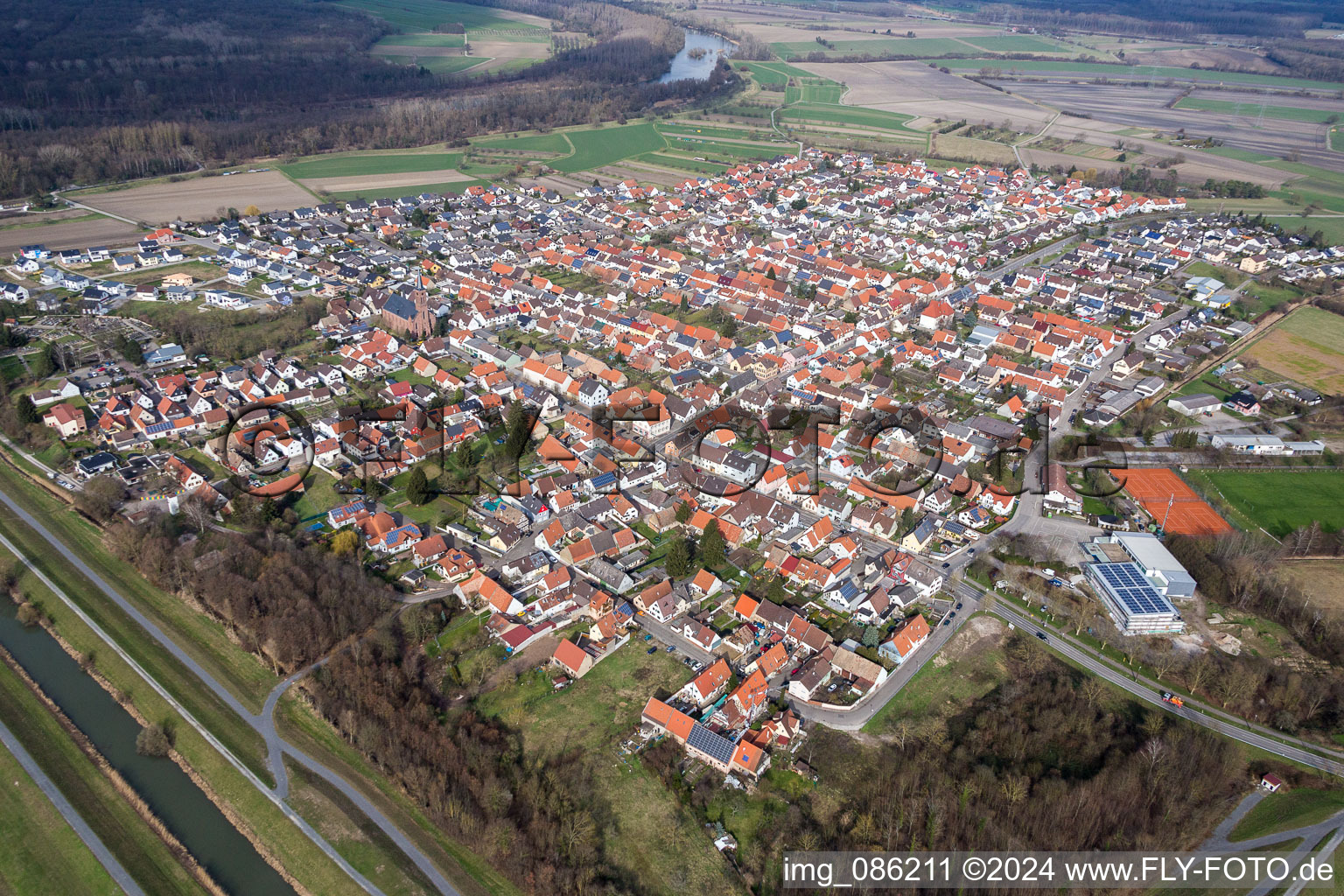 Vue aérienne de Vue sur le village à le quartier Rußheim in Dettenheim dans le département Bade-Wurtemberg, Allemagne