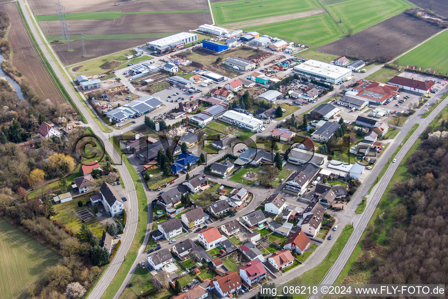 Vue aérienne de Anneau commercial de zone commerciale à le quartier Rußheim in Dettenheim dans le département Bade-Wurtemberg, Allemagne