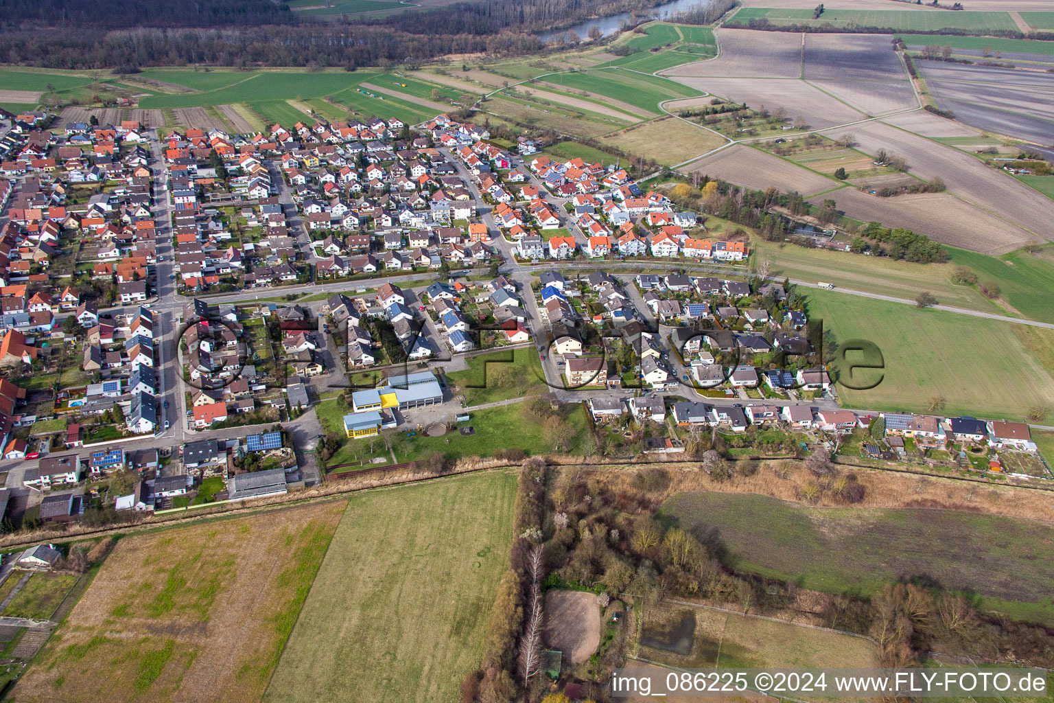 Vue aérienne de Rue Huttenheimer à le quartier Rußheim in Dettenheim dans le département Bade-Wurtemberg, Allemagne