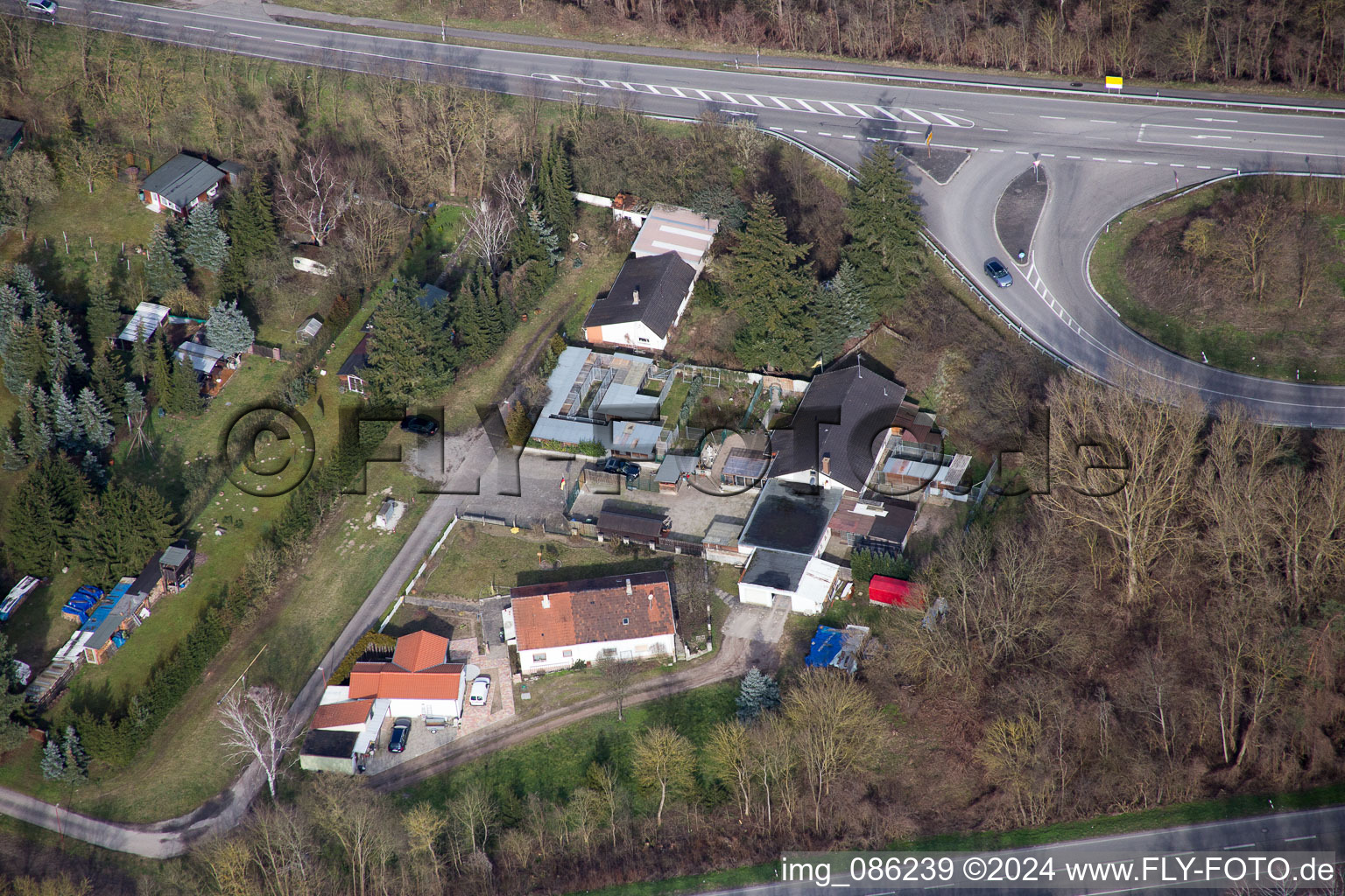 Vue aérienne de Chemin de prairie à le quartier Huttenheim in Philippsburg dans le département Bade-Wurtemberg, Allemagne