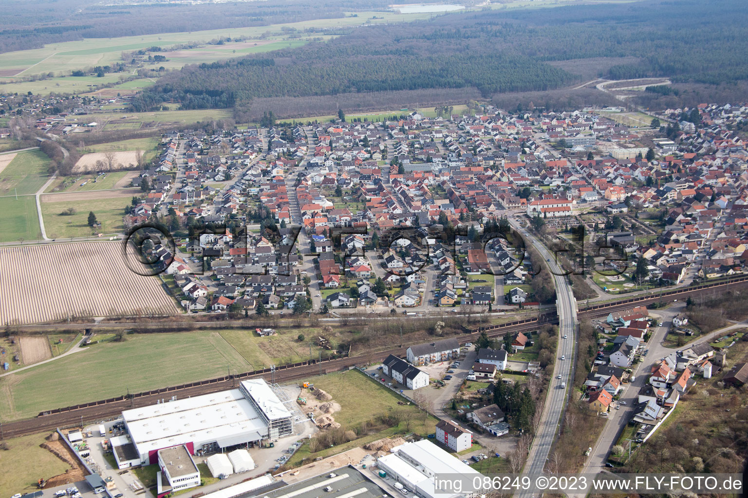 Vue aérienne de Passage à niveau de Huttenheimer Landstr à le quartier Neudorf in Graben-Neudorf dans le département Bade-Wurtemberg, Allemagne