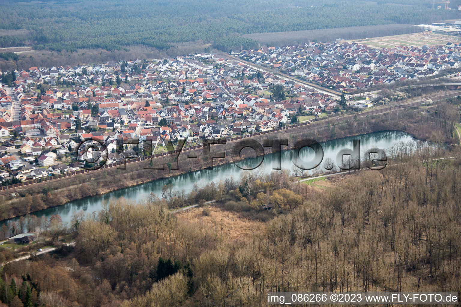 Vue aérienne de Lac Prestel à le quartier Neudorf in Graben-Neudorf dans le département Bade-Wurtemberg, Allemagne