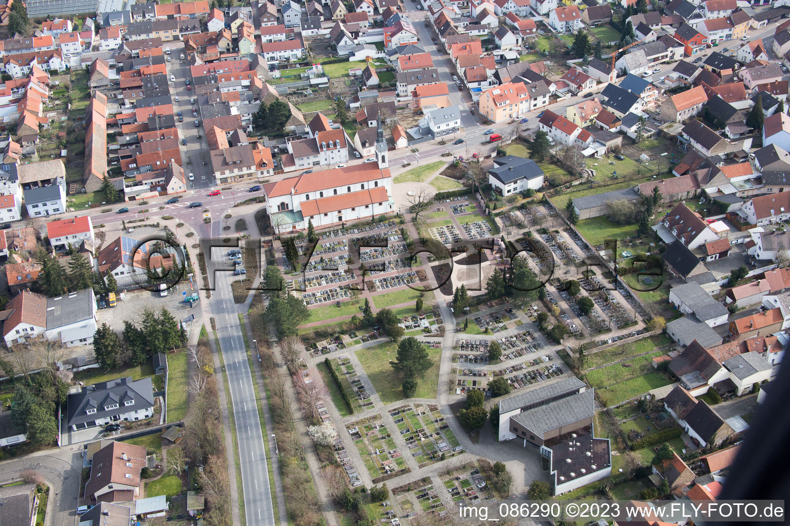 Vue aérienne de Cimetière à le quartier Neudorf in Graben-Neudorf dans le département Bade-Wurtemberg, Allemagne