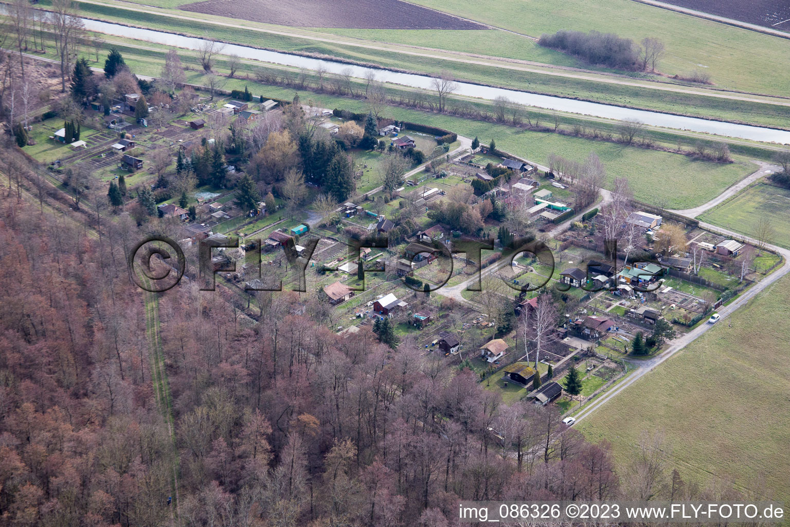 Vue aérienne de Jardins familiaux au bord du canal de Saalbach à le quartier Graben in Graben-Neudorf dans le département Bade-Wurtemberg, Allemagne