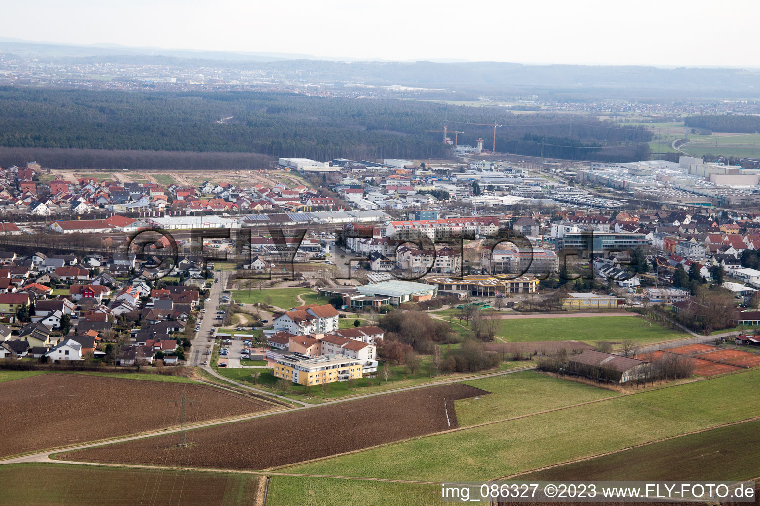 Vue aérienne de Centre pour personnes âgées AWO. Salle Pestalozzi à le quartier Graben in Graben-Neudorf dans le département Bade-Wurtemberg, Allemagne