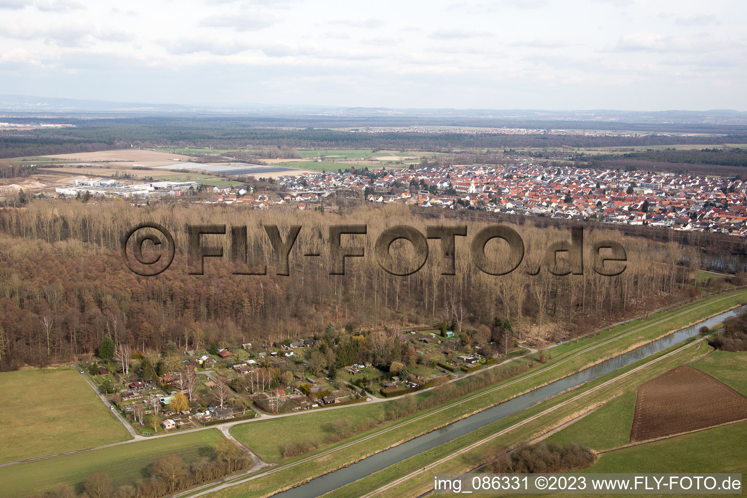 Photographie aérienne de Jardins familiaux au bord du canal de Saalbach à le quartier Graben in Graben-Neudorf dans le département Bade-Wurtemberg, Allemagne