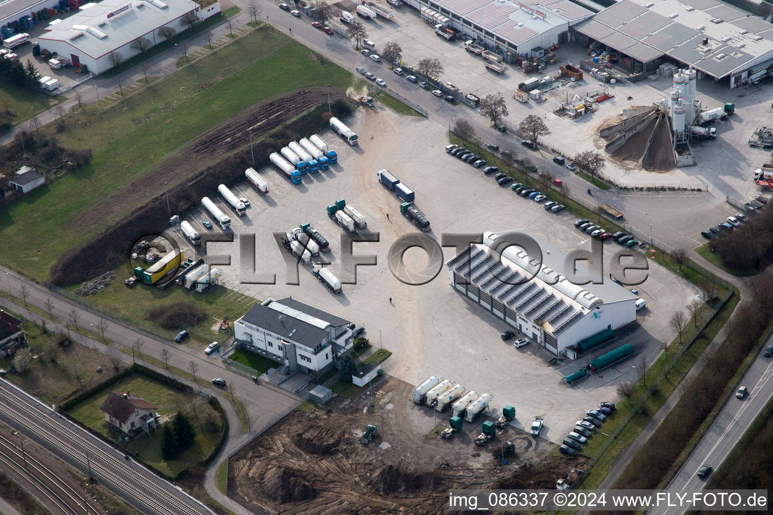 Vue aérienne de Entreprise d'expédition, de logistique et de transport Mahler Transporte à le quartier Friedrichstal in Stutensee dans le département Bade-Wurtemberg, Allemagne