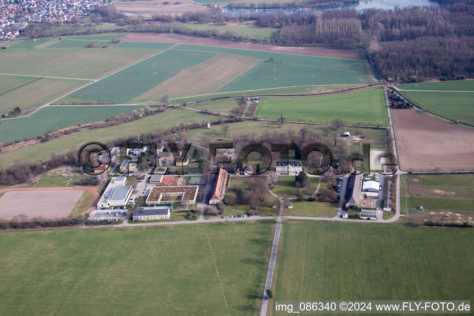 Vue aérienne de Maison de Jeunesse Maison de Jeunesse Schloss Stutensee GgmbH à le quartier Staffort in Stutensee dans le département Bade-Wurtemberg, Allemagne