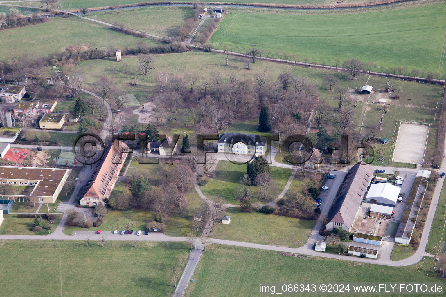 Vue aérienne de Maison de Jeunesse Maison de Jeunesse Schloss Stutensee GgmbH à le quartier Staffort in Stutensee dans le département Bade-Wurtemberg, Allemagne