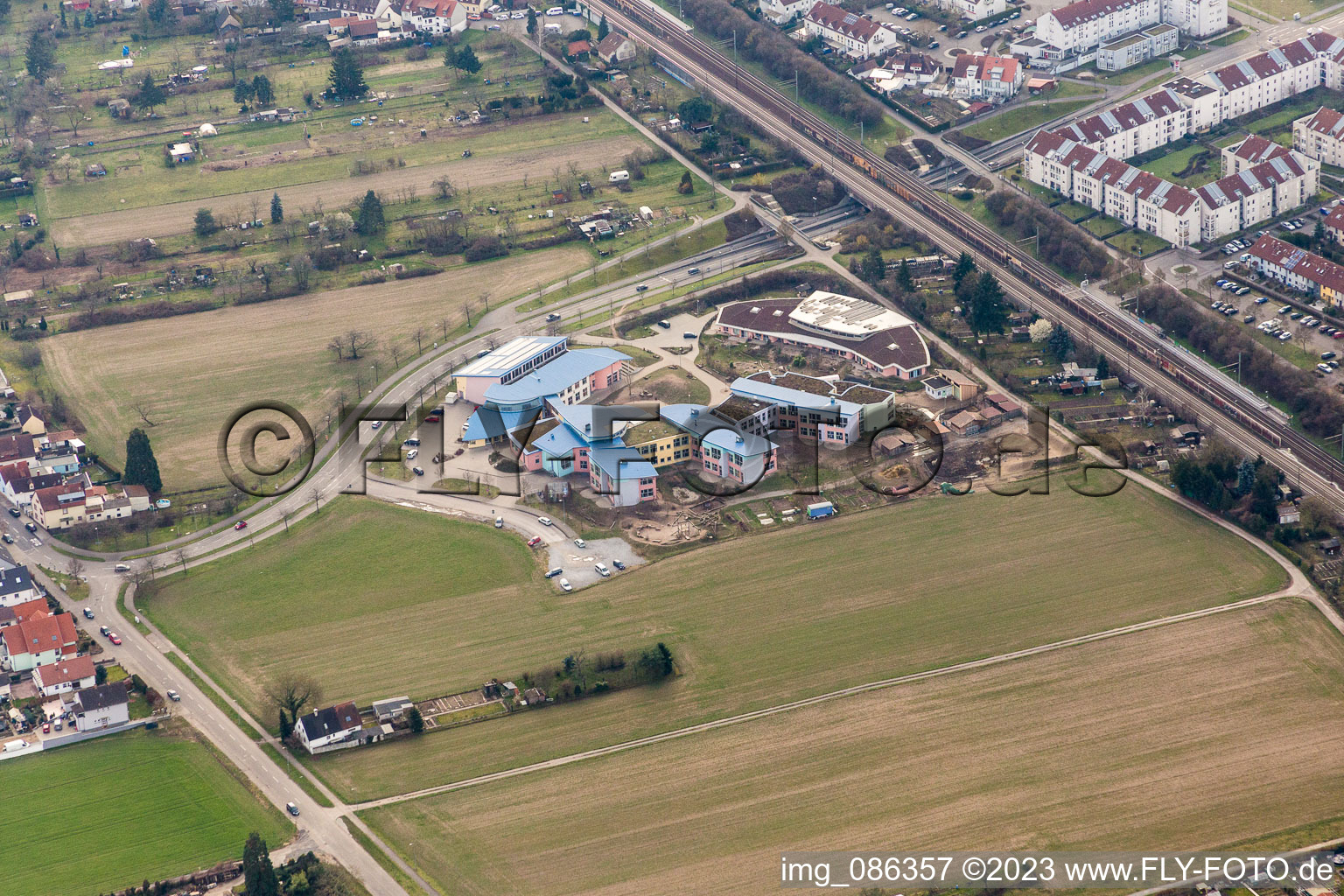 Vue aérienne de Centre Scolaire Parzival. école Waldorf à le quartier Hagsfeld in Karlsruhe dans le département Bade-Wurtemberg, Allemagne