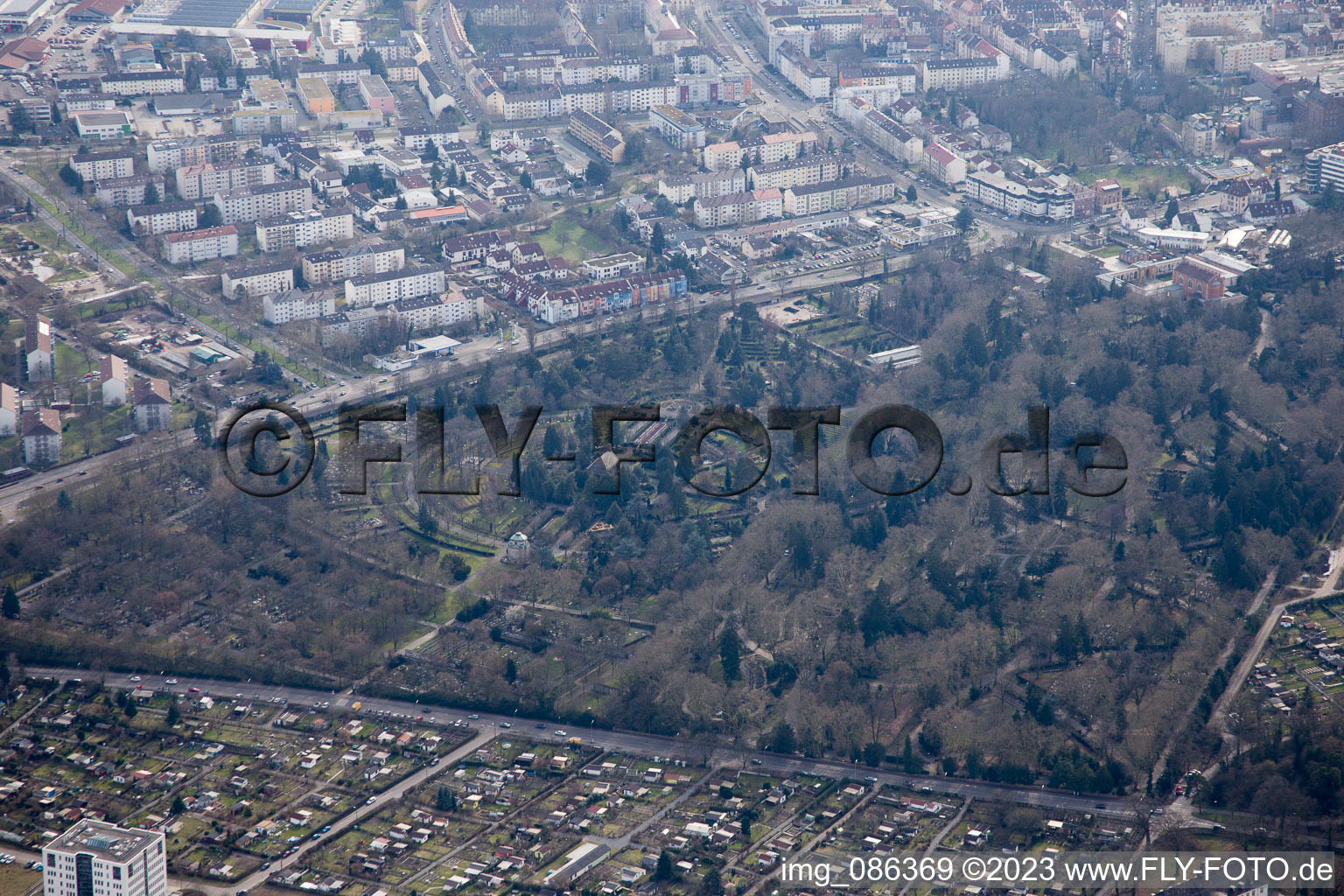 Vue aérienne de Cimetière principal à le quartier Oststadt in Karlsruhe dans le département Bade-Wurtemberg, Allemagne