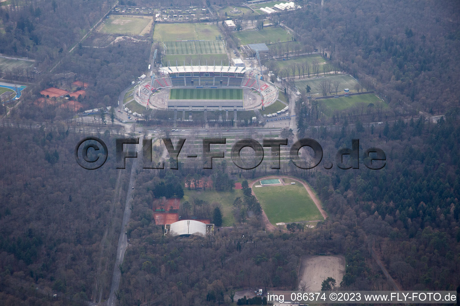Vue aérienne de Stade Wildpark KSC à le quartier Oststadt in Karlsruhe dans le département Bade-Wurtemberg, Allemagne