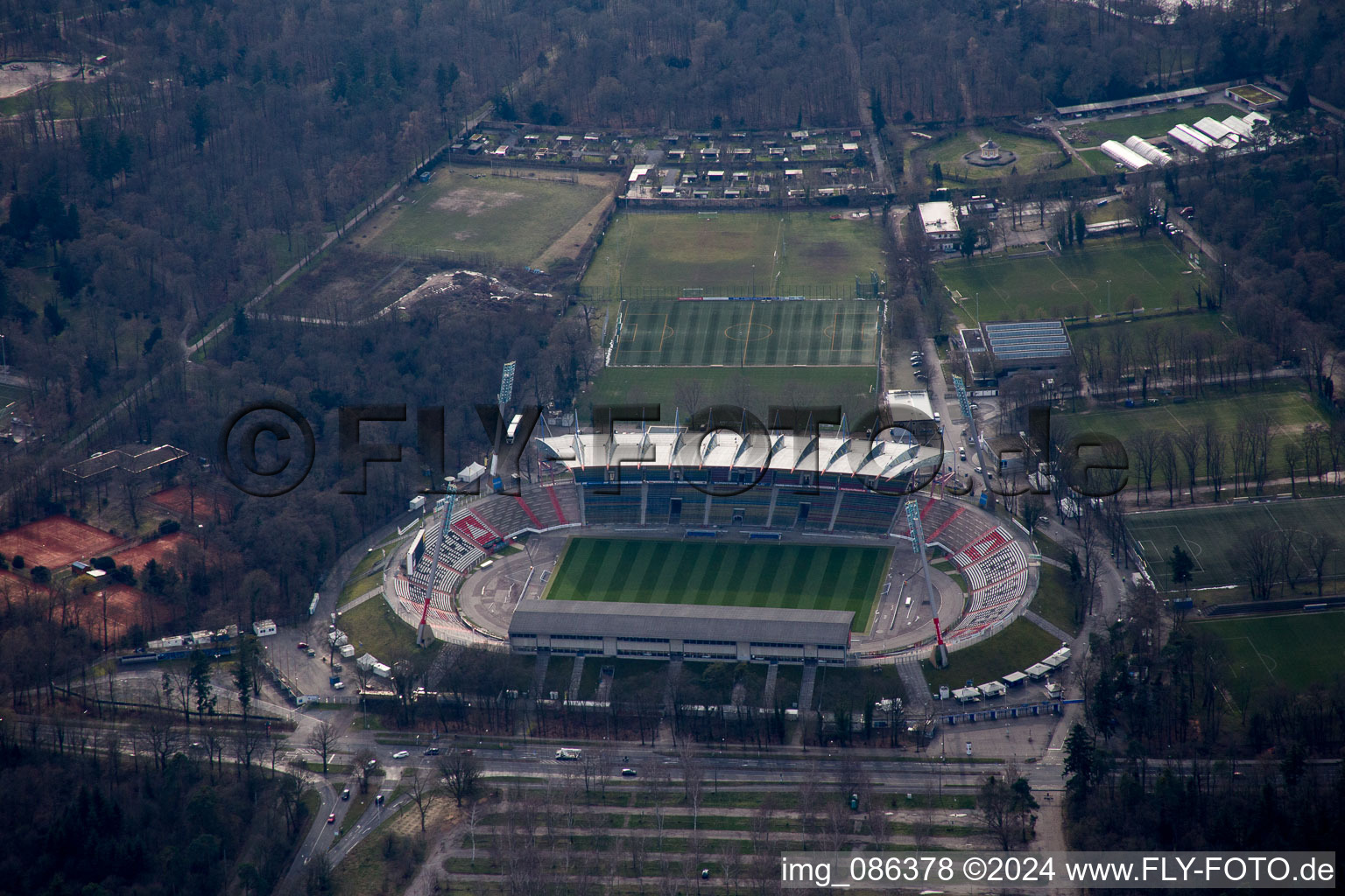 Vue aérienne de Stade Wildpark KSC à le quartier Oststadt in Karlsruhe dans le département Bade-Wurtemberg, Allemagne