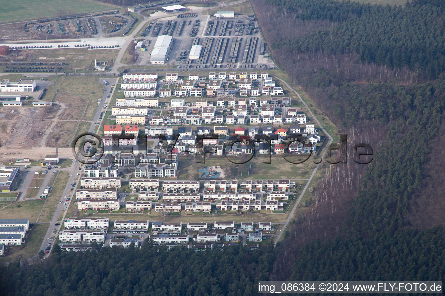 Vue aérienne de Kirchfeld à le quartier Neureut in Karlsruhe dans le département Bade-Wurtemberg, Allemagne