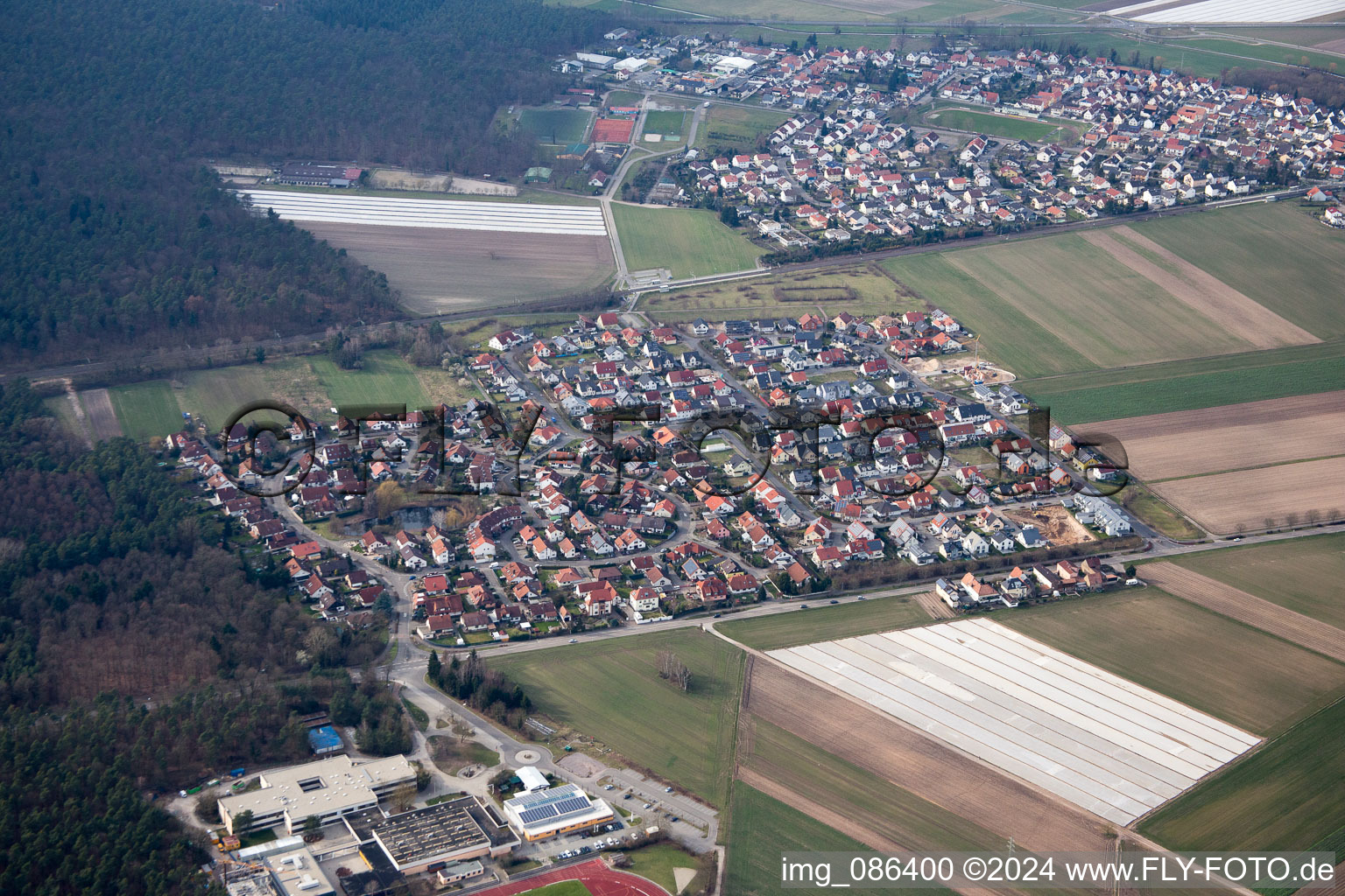 Rheinzabern dans le département Rhénanie-Palatinat, Allemagne vu d'un drone