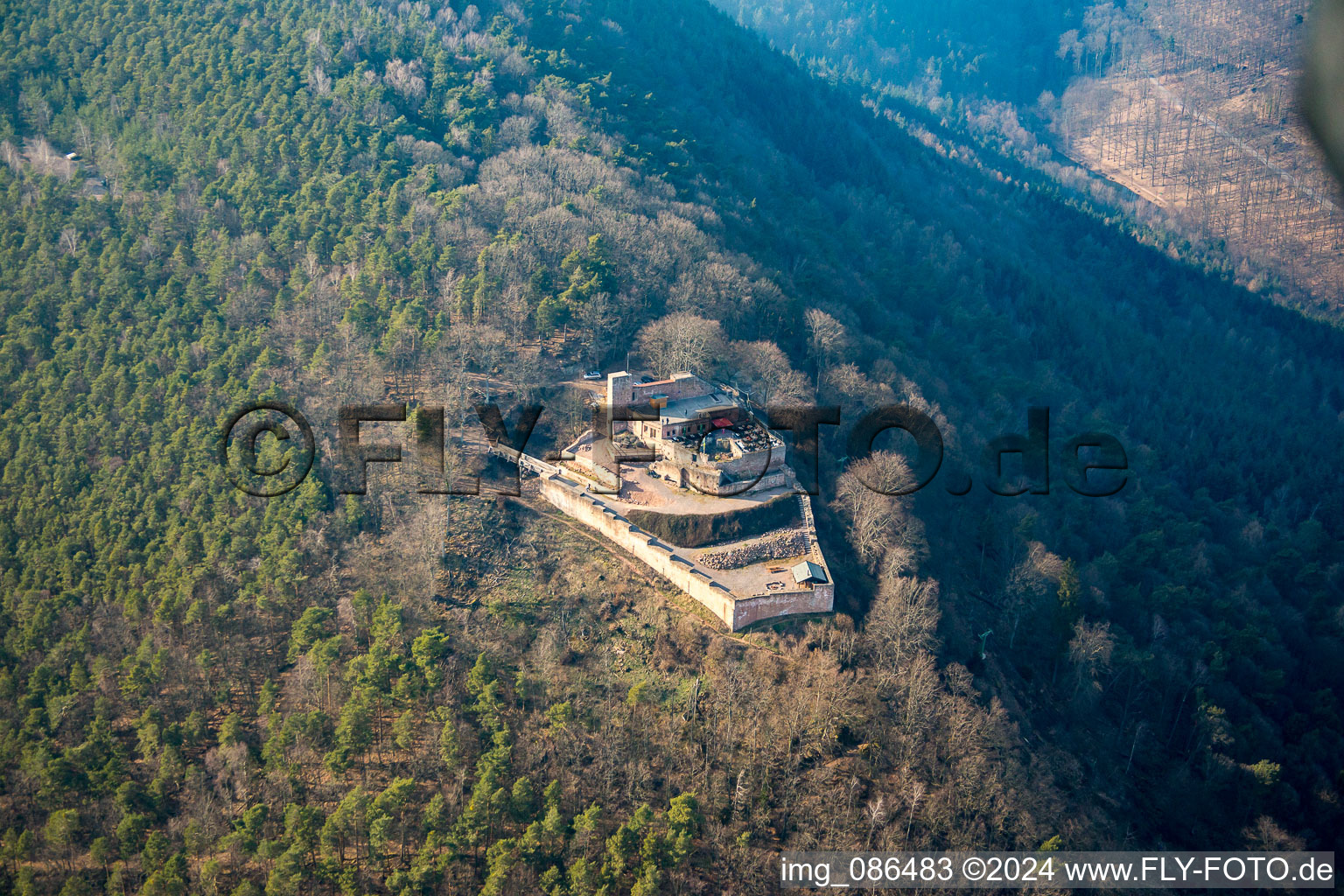 Vue aérienne de Rietbourg à Rhodt unter Rietburg dans le département Rhénanie-Palatinat, Allemagne