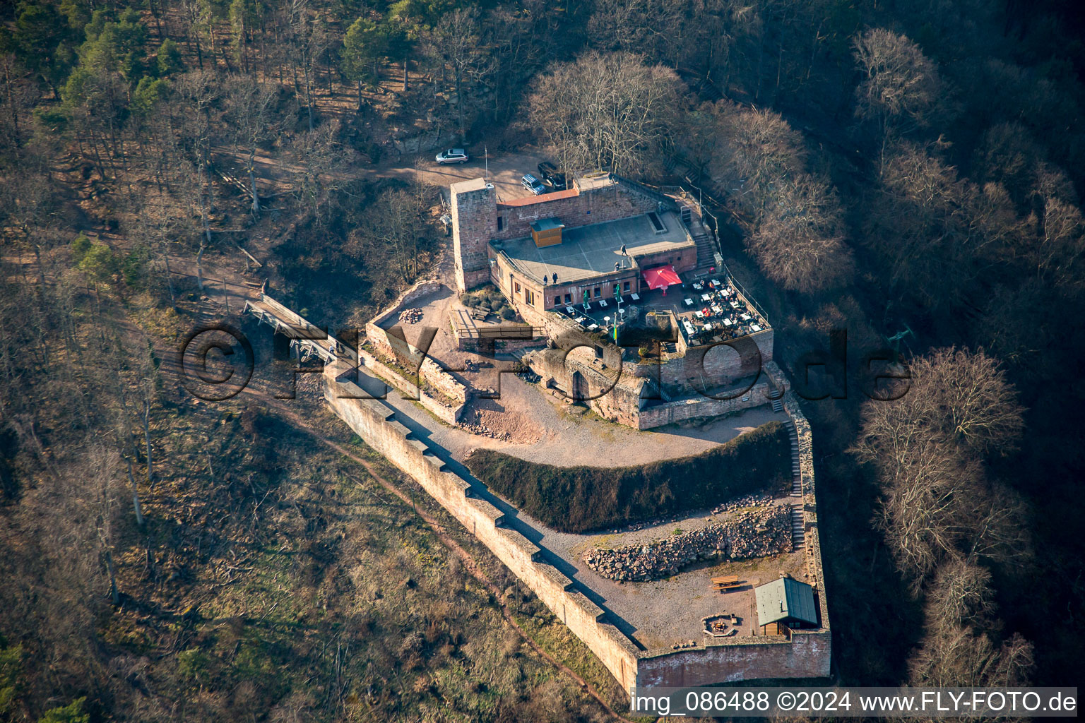 Vue oblique de Rietbourg à Rhodt unter Rietburg dans le département Rhénanie-Palatinat, Allemagne