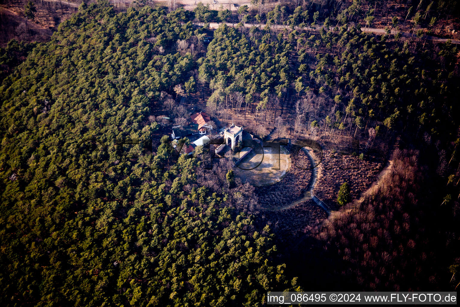 Vue aérienne de Attraction touristique et touristique du monument historique Monument de la Victoire et de la Paix ainsi que du restaurant forestier à Edenkoben dans le département Rhénanie-Palatinat, Allemagne