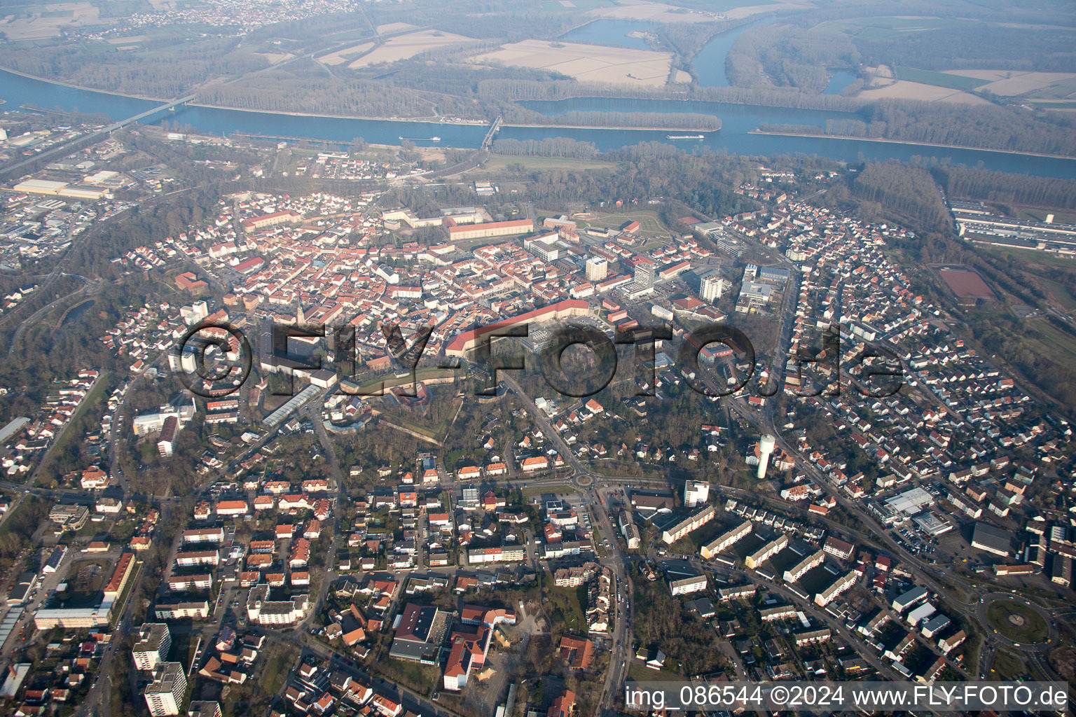 Germersheim dans le département Rhénanie-Palatinat, Allemagne depuis l'avion