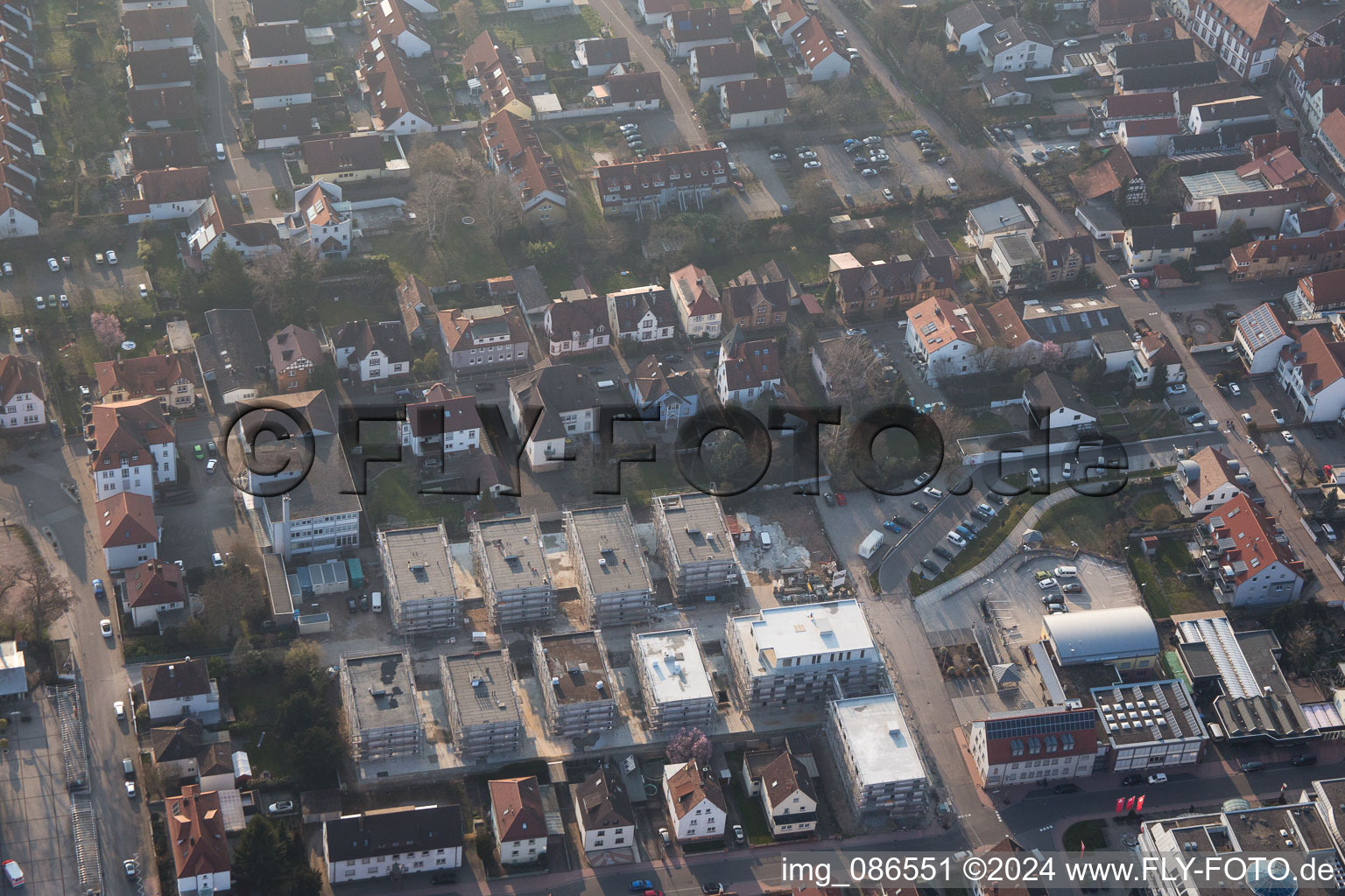 Dans le nouveau bâtiment "Stadkern" de RiBa GmbH entre Bismarck- et Gartenstr à Kandel dans le département Rhénanie-Palatinat, Allemagne vue du ciel