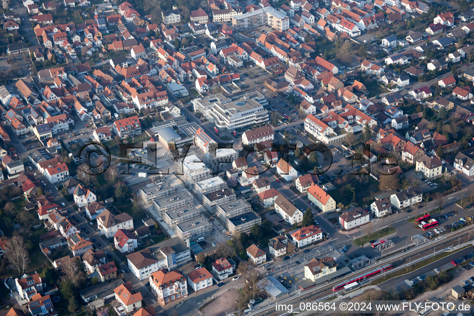 Chantiers d'ensemble de bâtiments pour la nouvelle construction d'un quartier urbain en centre-ville à Kandel dans le département Rhénanie-Palatinat, Allemagne hors des airs