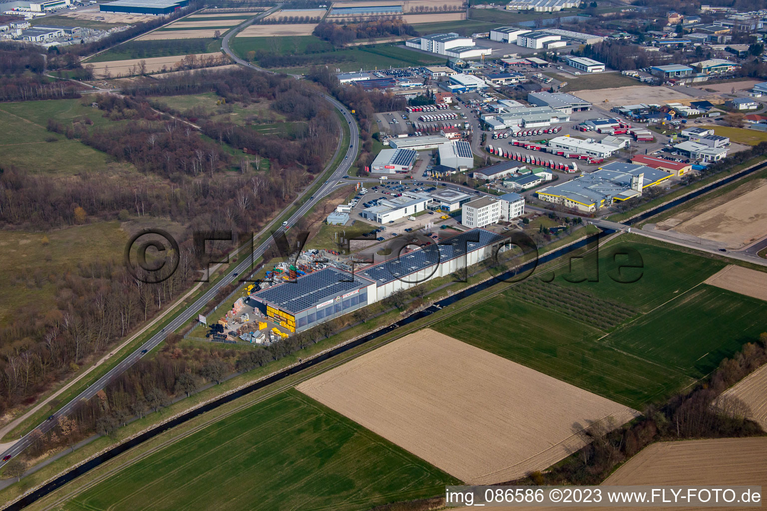 Vue aérienne de Matériaux de construction Wertheimer sur l'Acher à le quartier Fautenbach in Achern dans le département Bade-Wurtemberg, Allemagne