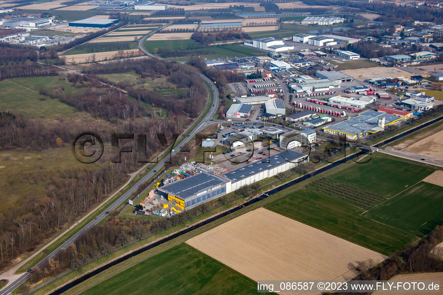 Vue aérienne de Matériaux de construction Wertheimer sur l'Acher à le quartier Fautenbach in Achern dans le département Bade-Wurtemberg, Allemagne