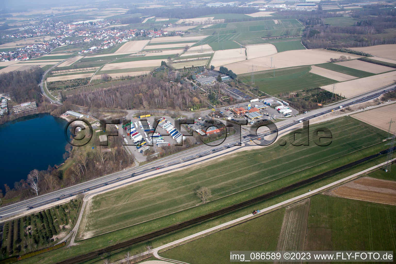 Vue aérienne de Autohof à Achernsee à le quartier Fautenbach in Achern dans le département Bade-Wurtemberg, Allemagne