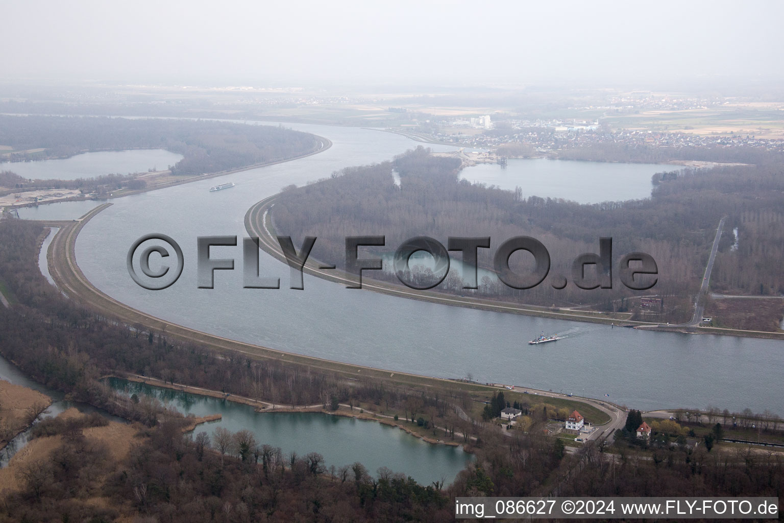 Vue aérienne de Ferry sur le Rhin à Drusenheim dans le département Bas Rhin, France