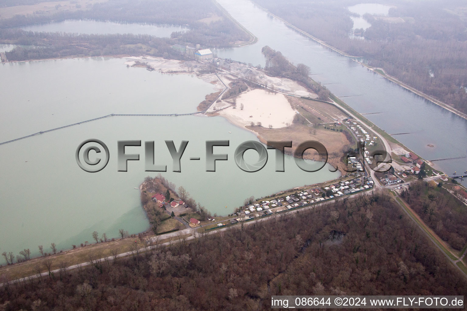 Vue aérienne de Étang de la carrière du Salmengrund à Seltz dans le département Bas Rhin, France