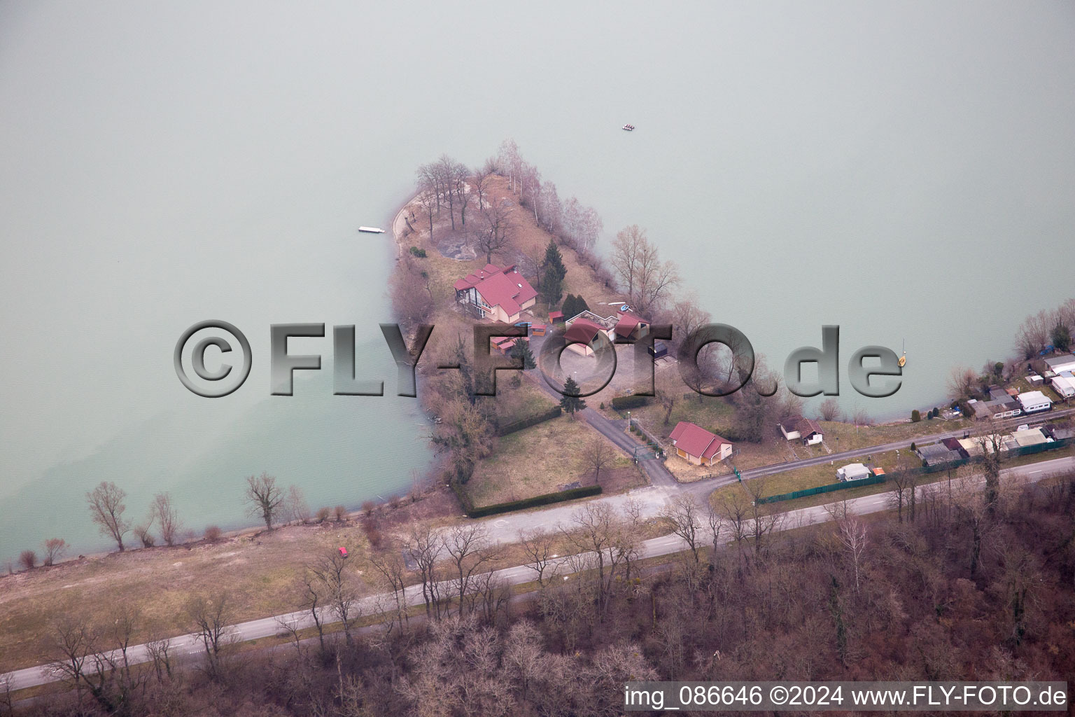 Vue aérienne de Étang de la carrière du Salmengrund à Seltz dans le département Bas Rhin, France