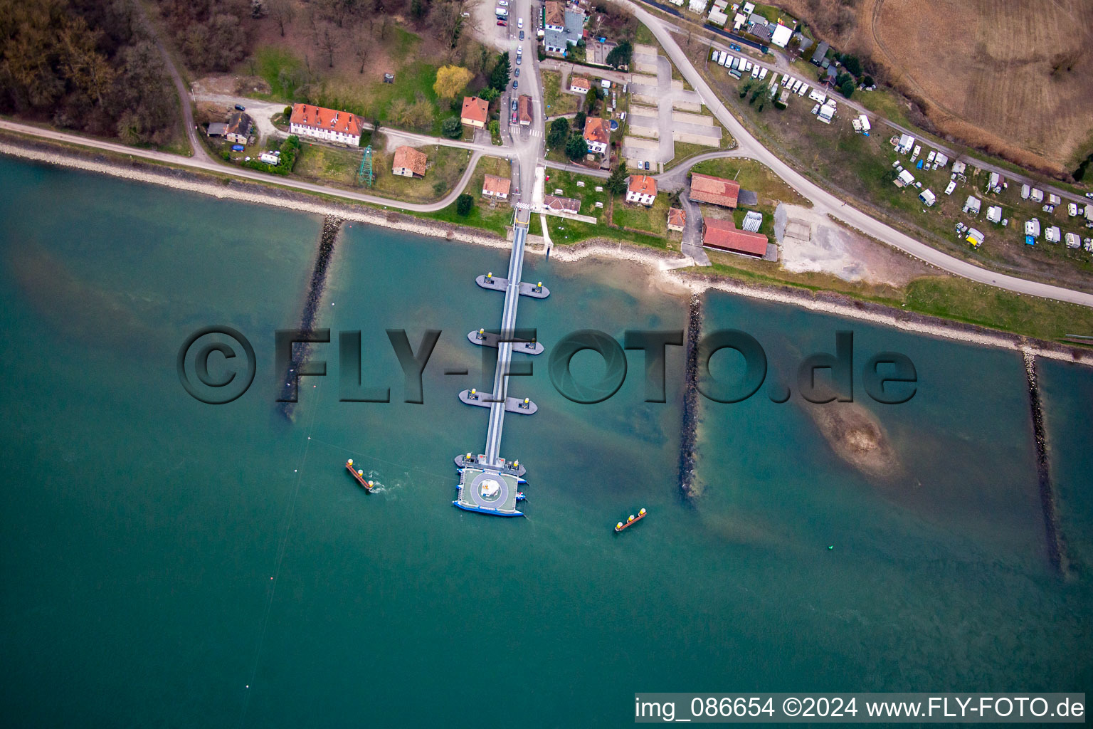 Photographie aérienne de Ferry et embarcadère entre Seltz am Rhein en Alsace et Plittersdorf à le quartier Plittersdorf in Rastatt dans le département Bade-Wurtemberg, Allemagne