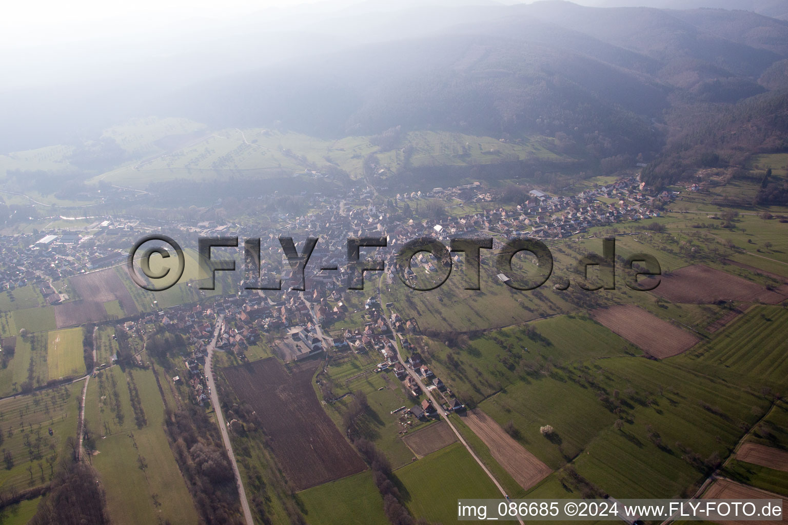 Vue d'oiseau de Lembach dans le département Bas Rhin, France