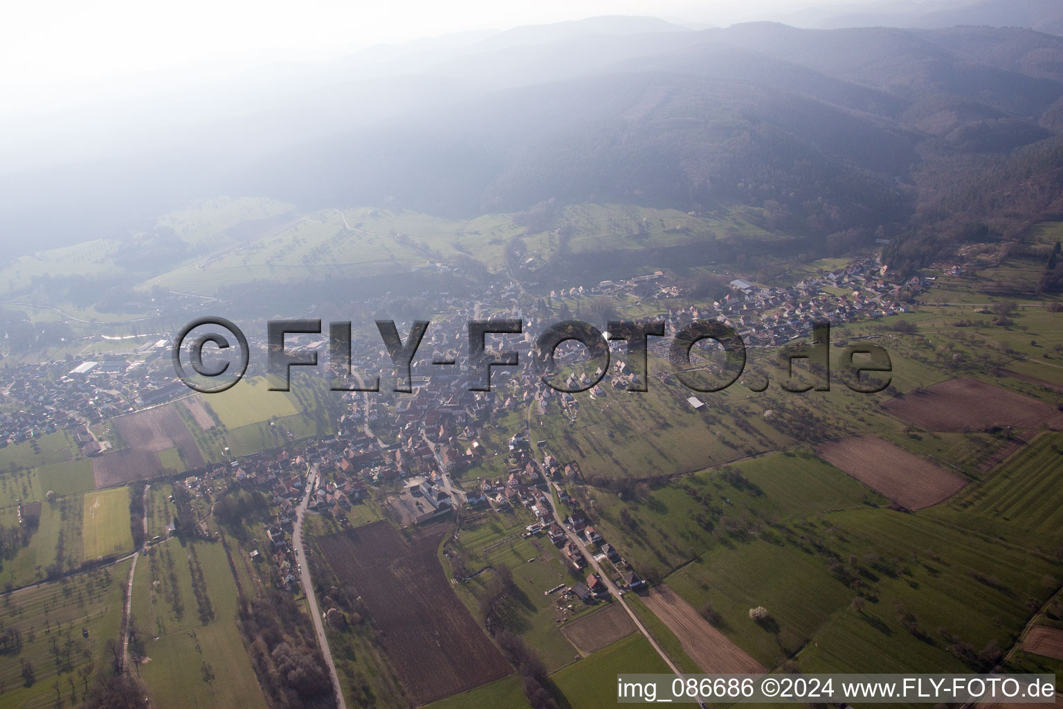 Lembach dans le département Bas Rhin, France vue du ciel