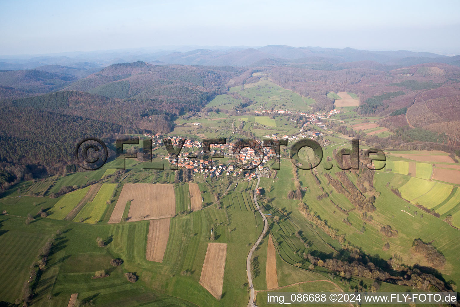 Wingen dans le département Bas Rhin, France du point de vue du drone