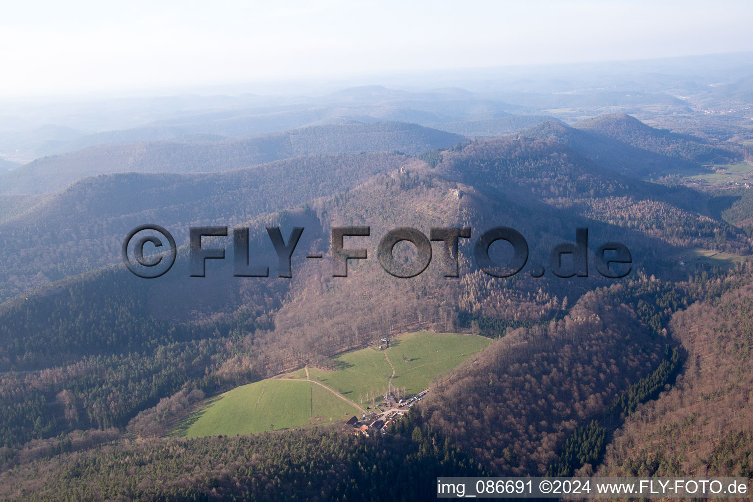 Vue aérienne de Gimbelhof à Wingen dans le département Bas Rhin, France