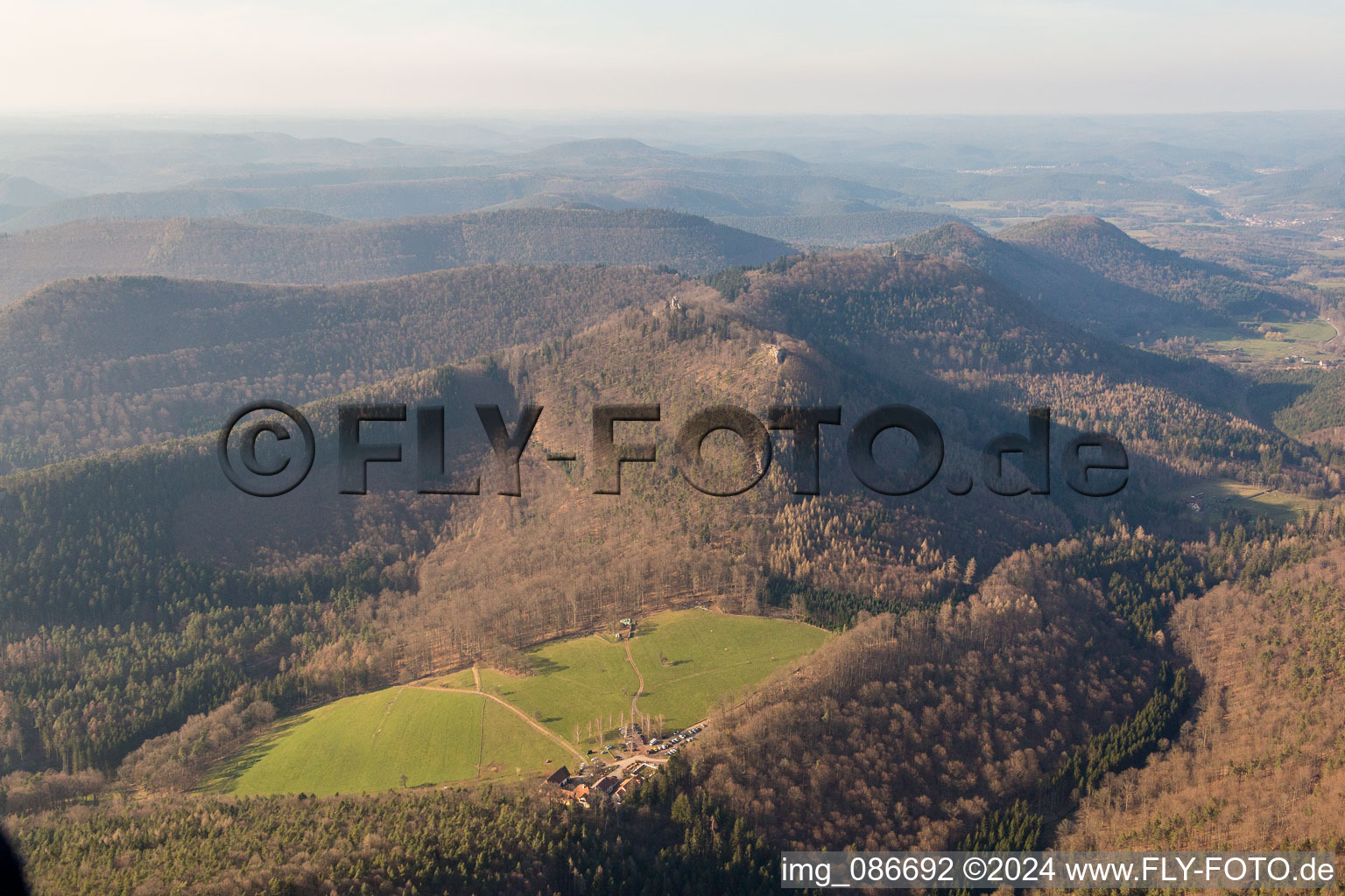 Vue aérienne de Gimbelhof à Wingen dans le département Bas Rhin, France