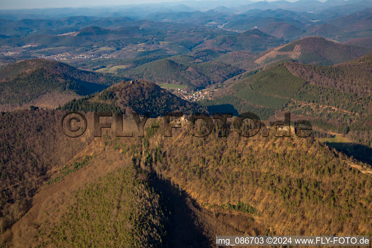 Vue aérienne de Löwenstein, Hohenburg et Wegelnburg à Wingen dans le département Bas Rhin, France