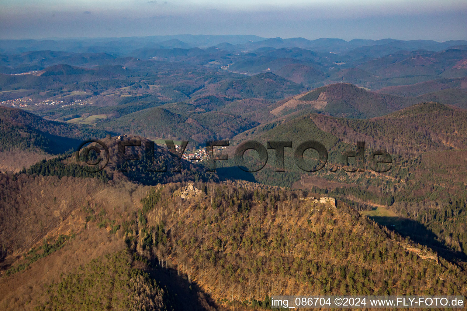 Vue aérienne de Löwenstein, Hohenburg et Wegelnburg à Wingen dans le département Bas Rhin, France